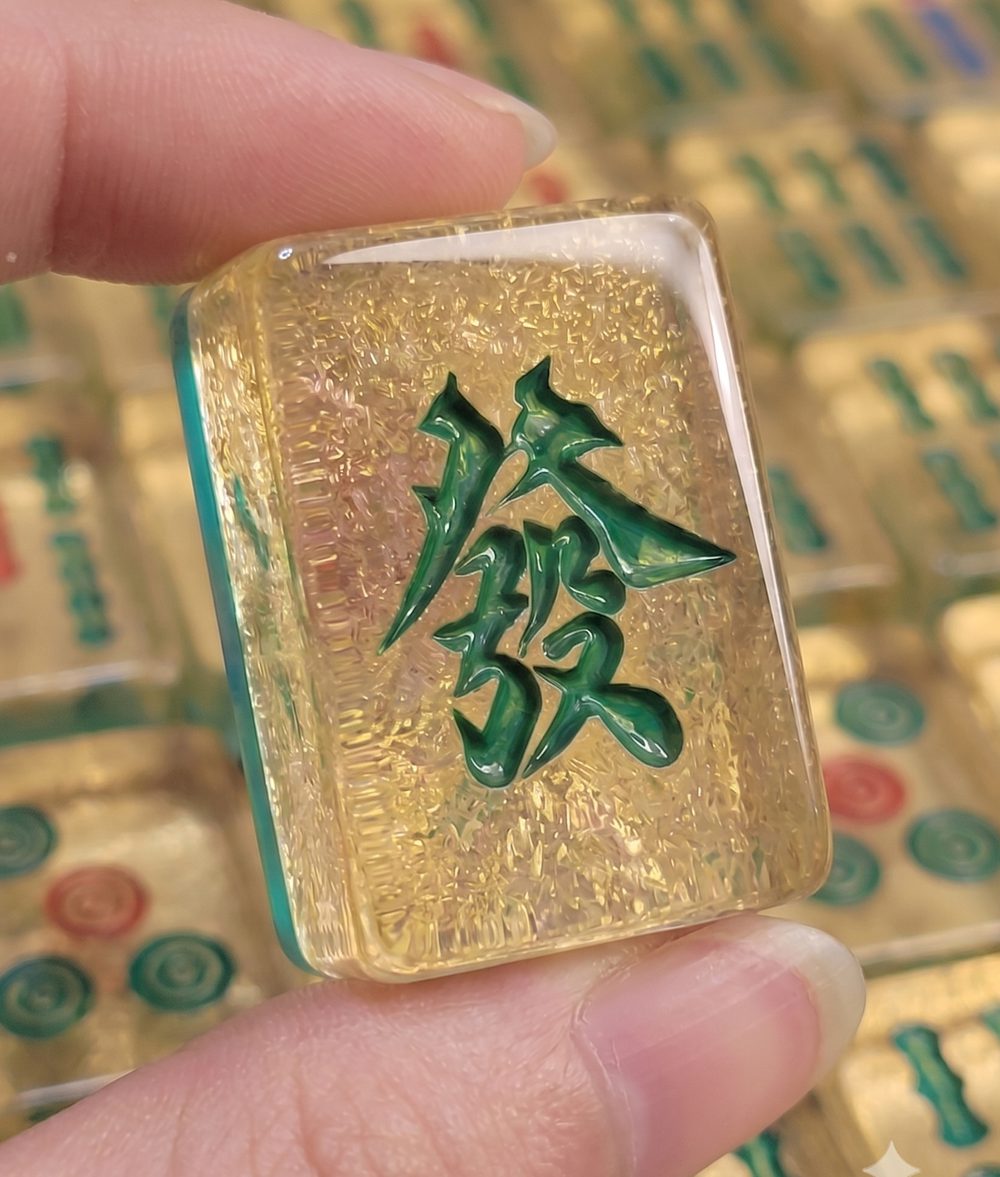 一隻青發牌被拿到鏡頭前